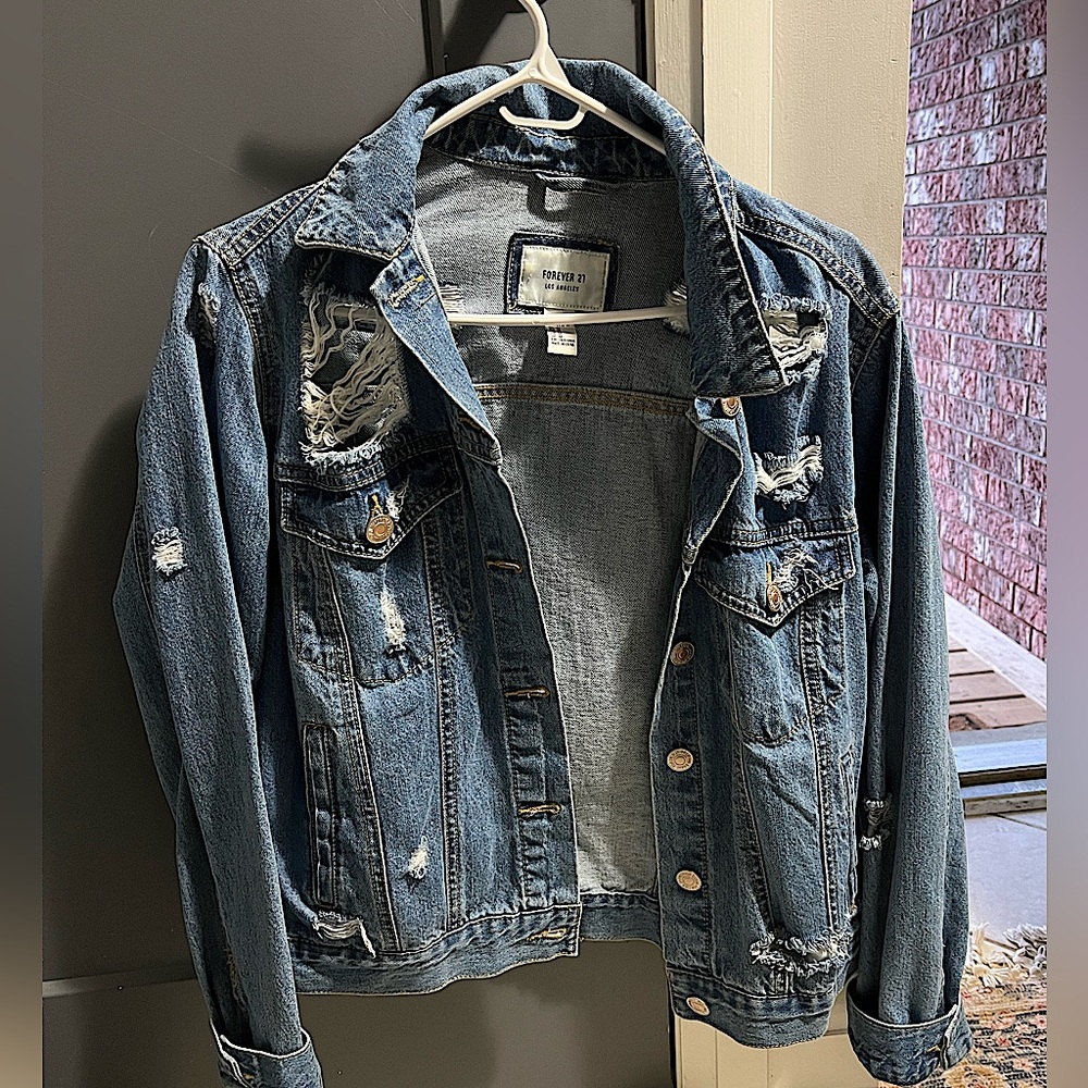 DISTRESSED JEAN JACKET
